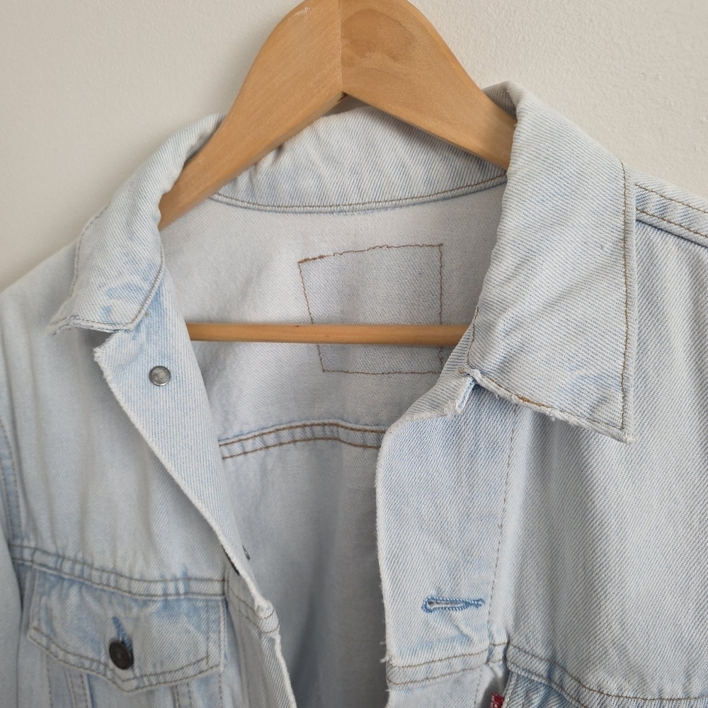 Vintage Levis Light Wash Denim Jean Jacket - Picture 9 of 10